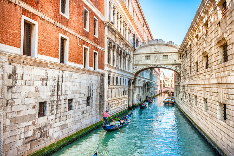 Ahlar Köprüsü (Ponte dei Sospiri)