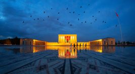 Anıtkabir, Türkiye Cumhuriyeti Devleti'nin kurucusu başkomutan Gazi Mustafa Kemal Atatürk'ün anıt mezarını da barındıran komplekstir..