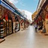 Arasta Çarşısı: İçinde 70'den fazla dükkan barındıran çarşısıdır. Özellikle kilim, çini ve halı gibi eserleriyle meşhurdur..