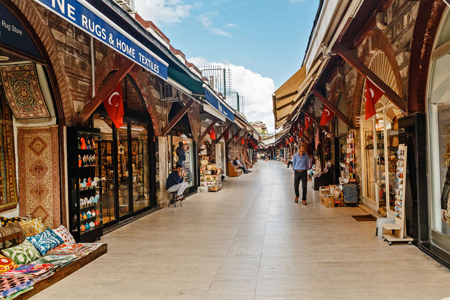 Arasta Çarşısı: İçinde 70'den fazla dükkan barındıran çarşısıdır. Özellikle kilim, çini ve halı gibi eserleriyle meşhurdur..