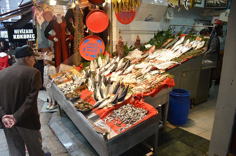 Beyoğlu Balık Pazarı: İstanbul'un en meşhur balık pazarlarından birisidir.. İstanbul’da Gezilecek 7 Çarşı ve Pazar