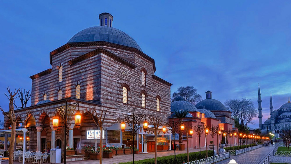 Haseki Hürrem Sultan Hamamı Fiyatları. Fiyat listesi aşağıda görüldü şekilde EURO üzerindendir. Aynı zamanda hamam, Ayasofya ve Sultanahmet Camii'sine komşuluk yapmaktadır ve dış görünüşü de harikulade güzelliktedir..