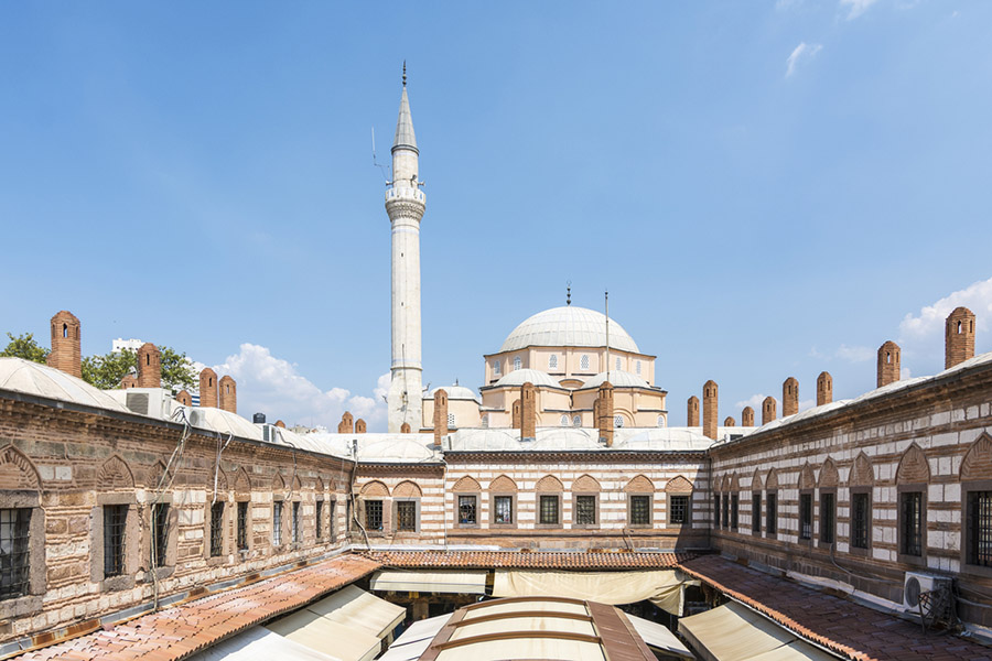 Hisar Camisi: Camii, Özdemiroğlu Molla Yakup Bey tarafından yaptırılmıştır. Aynı zamanda İzmir ilinin en büyük camisidir.. İzmir Gezi Rehberi..