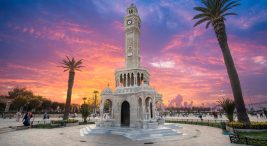 İzmir Saat Kulesi: "İzmir şehri" denilince, ilk akla gelen mimarilerden birisidir. Özellikle şehirle özdeşleşmiştir..