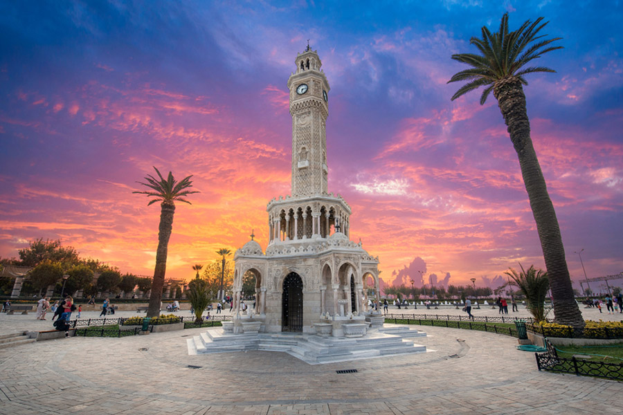 İzmir Saat Kulesi: "İzmir şehri" denilince, ilk akla gelen mimarilerden birisidir. Özellikle şehirle özdeşleşmiştir..