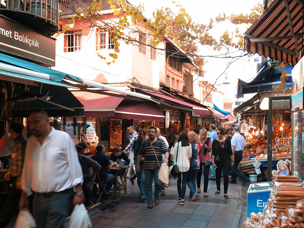 Kadıköy Çarşısı: İçerisinden manavlardan baharatçılara, baharatçılardan balıklara kadar pek çok işletmeyi barındıran çarşı.. İstanbul’da Gezilecek 7 Çarşı ve Pazar..