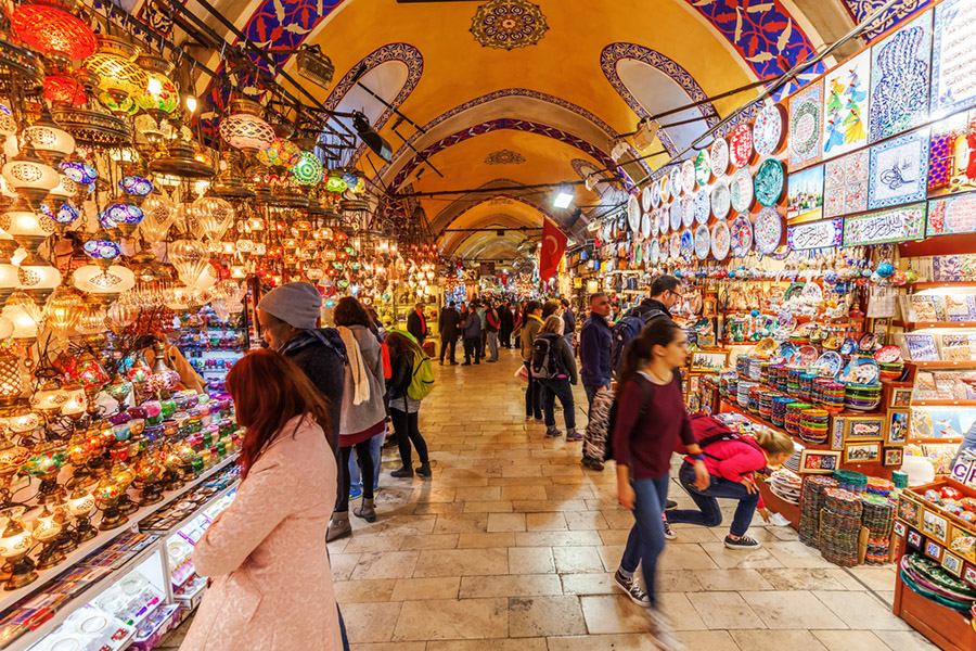 Kapalı Çarşı: İstanbul'un Mercan, Nuriosmaniye ve Beyazıt semlerini kapsayan, dünyanın en büyük kapalıçarşılarından birisidir.. İstanbul’da Gezilecek 7 Çarşı ve Pazar