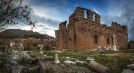 Kızıl Avlu: İmparator Hadrianus döneminde inşa edilmiş Roma tapınağıdır..