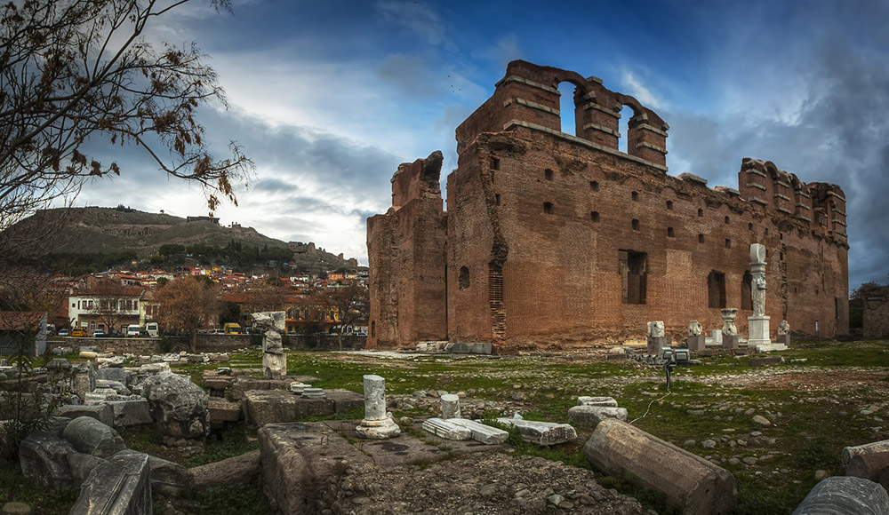 Kızıl Avlu: İmparator Hadrianus döneminde inşa edilmiş Roma tapınağıdır.. Bergama Gezi Rehberi..