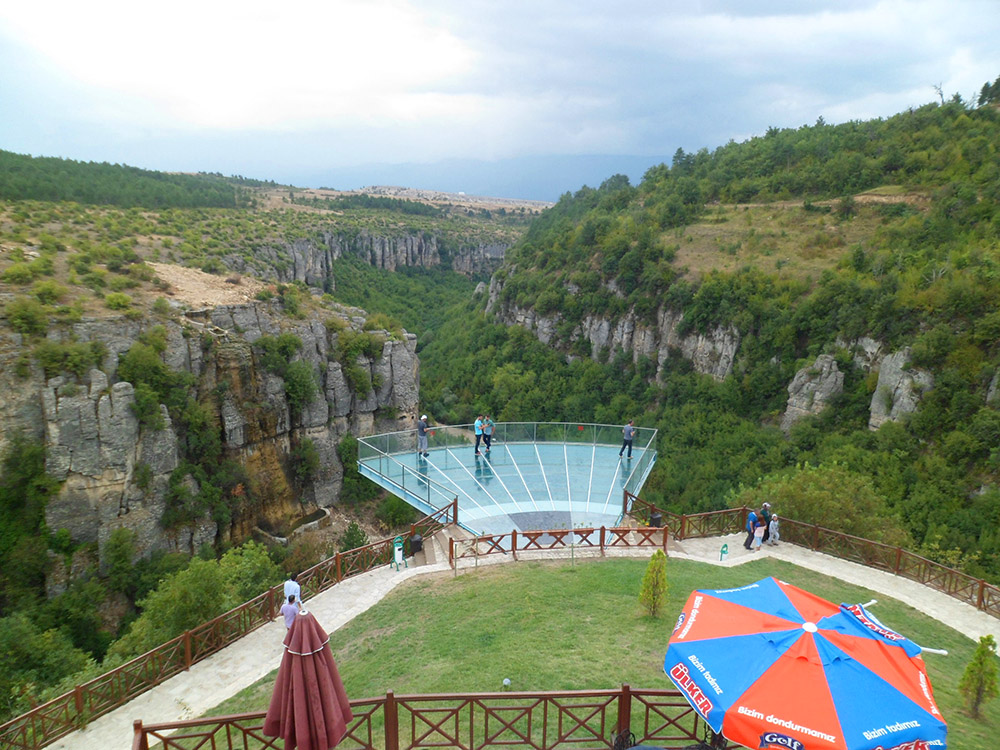 Kristal Teras: Büyüleyici bir cam teras, özellikle eşsiz Kanyon manzaralarını izlemek için birebirdir.. Safranbolu Gezilecek Yerler..