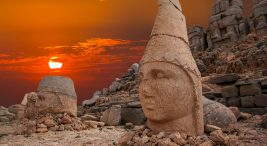 Nemrut Dağı Gezi Rehberi: UNESCO Dünya Mirası listesinde kendisine yer bulan, 2.150 metre yükseliğinde bir dağdır. Aynı zamanda Kommagene Krallığı'ndan kalan tarihi ve arkeolojik kalıntılara ev sahipliği yapmaktadır.