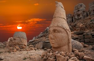 Nemrut Dağı Gezi Rehberi: UNESCO Dünya Mirası listesinde kendisine yer bulan, 2.150 metre yükseliğinde bir dağdır. Aynı zamanda Kommagene Krallığı'ndan kalan tarihi ve arkeolojik kalıntılara ev sahipliği yapmaktadır.