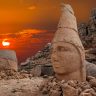 Nemrut Dağı Gezi Rehberi: UNESCO Dünya Mirası listesinde kendisine yer bulan, 2.150 metre yükseliğinde bir dağdır. Aynı zamanda Kommagene Krallığı'ndan kalan tarihi ve arkeolojik kalıntılara ev sahipliği yapmaktadır.
