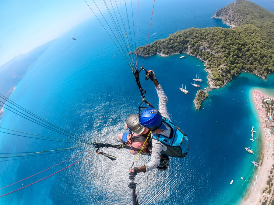 Ölüdeniz'de yamaç paraşütü yapmak. Özellikle adrenalin severler için paha biçilmez bir keyif..